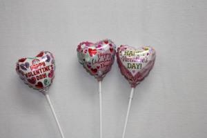 Surtido de globos pequeños con la frase Feliz Día de San Valentín